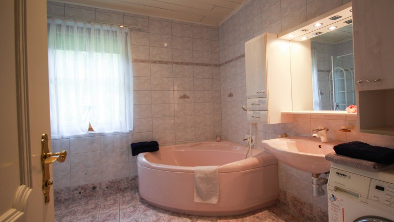badezimmer-mit-eckbadewanne, © Karnerhof badezimmer-mit-eckbadewanne, © Karnerhof