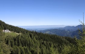 Waxrieglhaus auf der Rax, © Wiener Alpen, Foto: Janos Kalmar Berglandschaft mit Waxrieglhaus und Wald auf der Rax.
