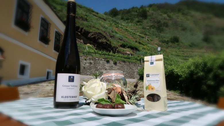 Weingenuss vor dem Restaurant Klosterhof, © Klosterhof Restaurant GmbH Weingenuss vor dem Restaurant Klosterhof, © Klosterhof Restaurant GmbH