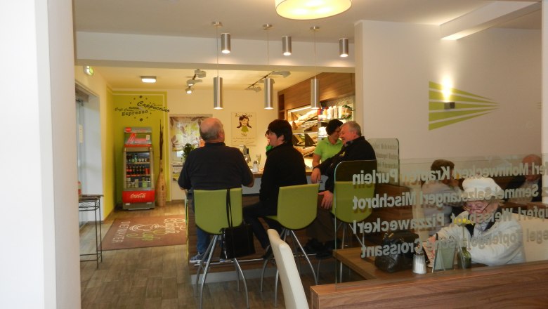 Café Dietmayer, © Dietmayer Innenansicht eines Cafés mit mehreren Personen an einem Tisch.