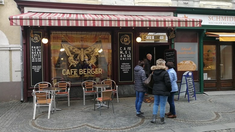 Cafe Berger, © Roman Zöchlinger Außenansicht des Cafe Berger mit Sitzgelegenheiten und Personen vor dem Eingang.