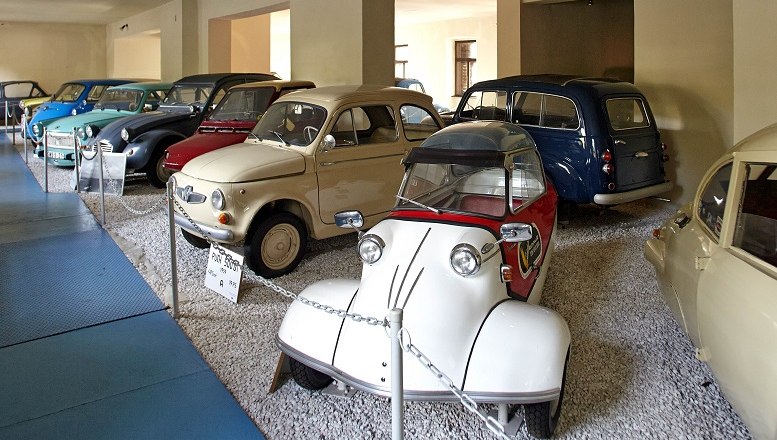 Automobilmuseum, © Bene Croy Eine Sammlung von Oldtimern in einem Automobilmuseum.