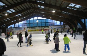 Eislaufen in der Naturfreunde Eislaufhalle, © Naturfreunde St. Pölten Eislaufen in der Naturfreunde Eislaufhalle, © Naturfreunde St. Pölten