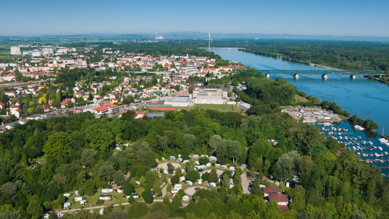 Donaupark Camping Tulln, © Camping Tulln Luftaufnahme eines Campingplatzes in Tulln an der Donau mit Fluss und Stadt im Hintergrund.