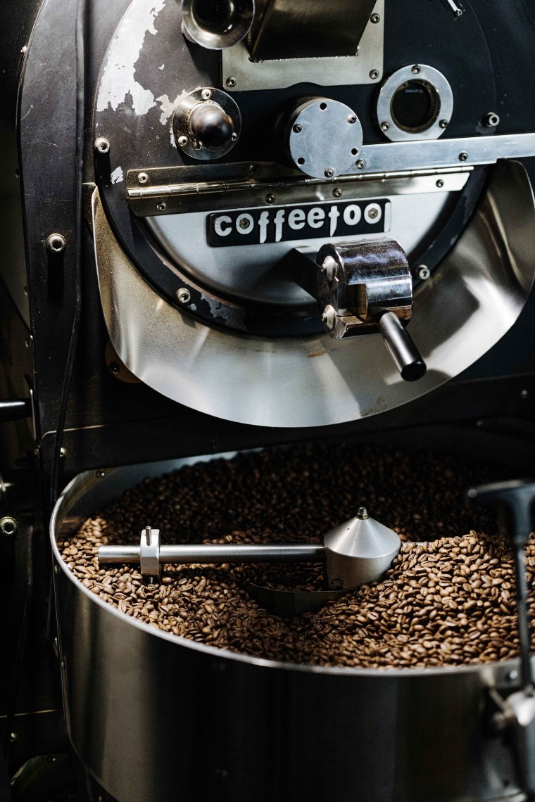 Inzwischen röstet Felix am Standort am St. Pöltener Alpenbahnhof, © Mara Hohla Inzwischen röstet Felix am Standort am St. Pöltener Alpenbahnhof, © Mara Hohla