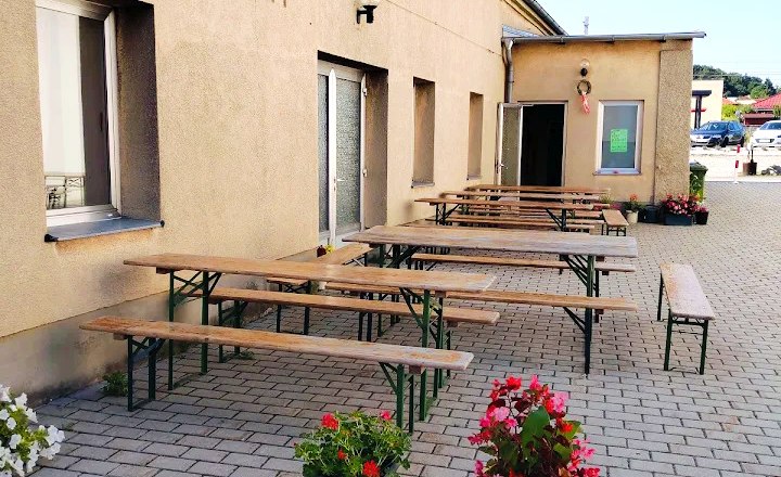 Buschenschank Thaller Wolfsthal, © Sabrina Thaller Buschenschank Thaller Wolfsthal, Innnenhof mit Heurigentischen