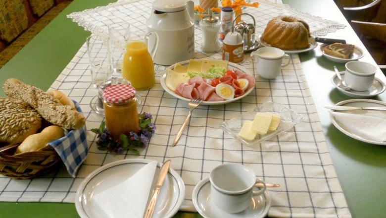 Frühstück, © Marschik Ein gedeckter Frühstückstisch mit Brötchen, Aufschnitt, Käse, Saft, Kaffee und Kuchen.
