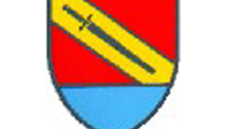 Wappen, © Gemeinde Neudorf/ Staatz Ein Wappen mit rotem und blauem Hintergrund, gelbem Schrägbalken und einem schwarzen Schwert.