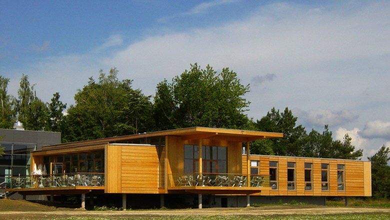 Nationalparkhaus, © Nationalpark Thayatal Modernes Gebäude aus Holz mit großen Fenstern und Terrasse, umgeben von Bäumen.