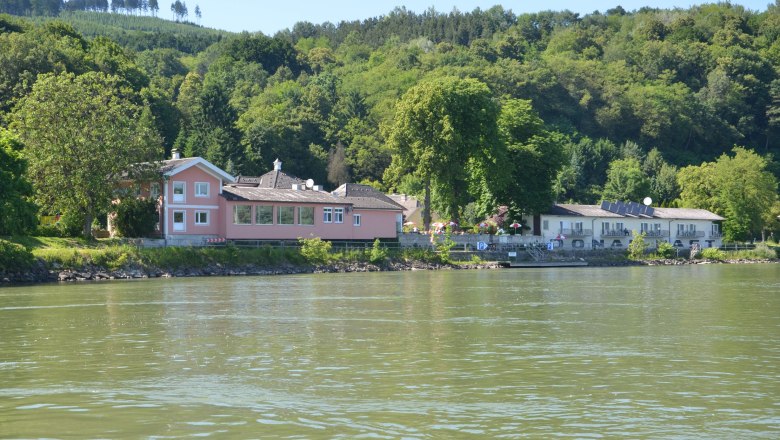 Gästesteg "Die Donaurast" von der Donau aus gesehen, © Fischwirtshaus Landmotel "Die Donaurast" Gästesteg "Die Donaurast" von der Donau aus gesehen, © Fischwirtshaus Landmotel "Die Donaurast"