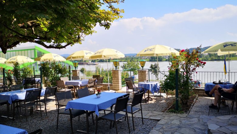 Gastgarten auf der Terrasse mit Blick auf die Donau, © Wachauerhof Gastgarten auf der Terrasse mit Blick auf die Donau, © Wachauerhof