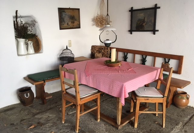 Überdachter Essbereich im Innenhof, © Katrin Karall-Semler Überdachter Essbereich im Innenhof, © Katrin Karall-Semler