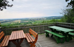 Aussichtswarte Pulkau, © Stadtgemeinde Pulkau Aussichtsplattform mit Holzbänken und Tischen, Blick auf weite Landschaft und Felder.