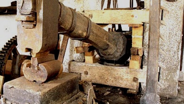 Hammerschmiede Kamp, © Hammerschmiede Kamp Historische Hammerschmiede mit großem Holzhammer und Metallamboss.