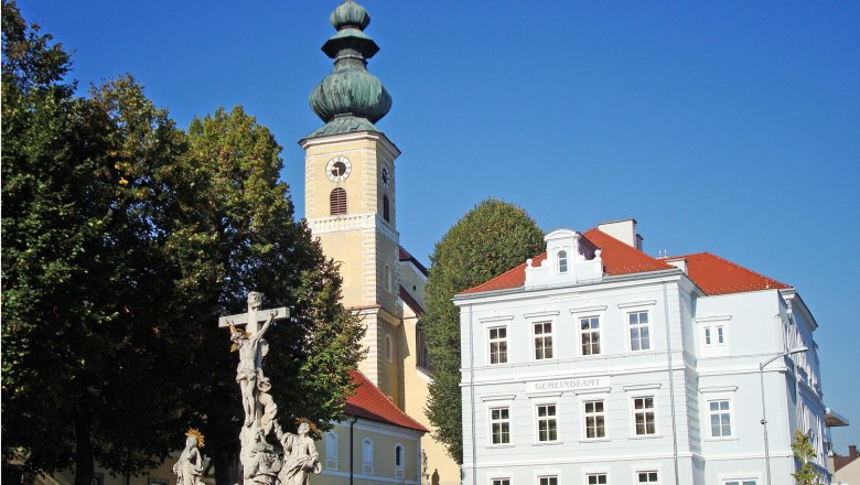 Kirche Gaweinstal, © Gemeinde Gaweinstal Kirche mit Zwiebelturm und Gemeindebüro in Gaweinstal, Österreich.