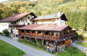 forellenhof-ysperklamm_luftaufnahme1, © Thomas Heindl Luftaufnahme des Forellenhofs in einer bewaldeten Umgebung.