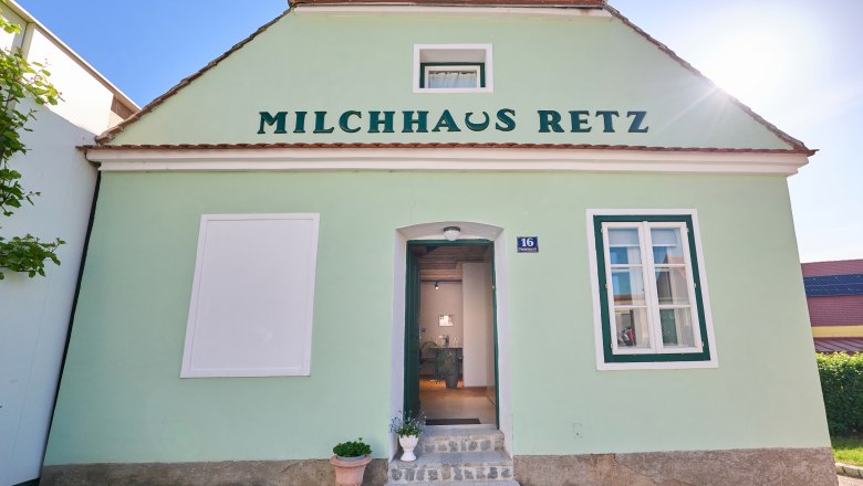 Milchhaus, © B. Raab Grünes Gebäude mit der Aufschrift 'Milchhaus Retz' und einer offenen Tür.
