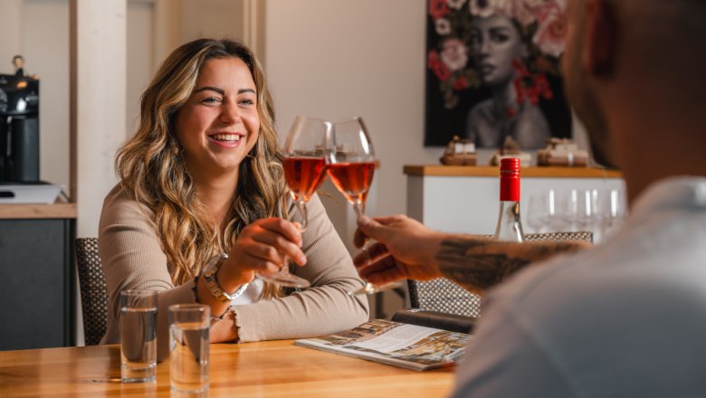 WinzerhofLackinger-Prost, © Clemens Tiefenböck Ein Paar, das sich zuprostet