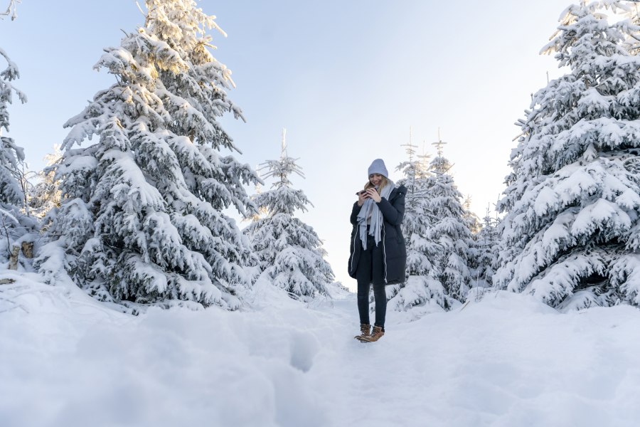 Winterwandern, Jauerling, © Niederösterreich Werbung/Stefanie Winter Frau steht im verschneiten Wald
