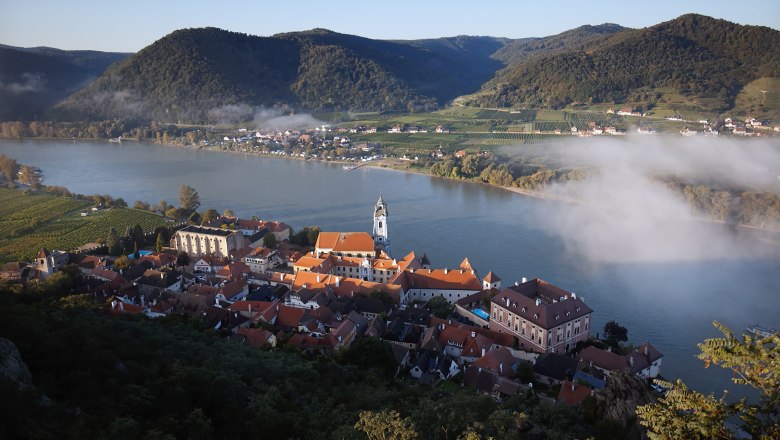 Dürnstein Schloss Morgennebel, © Thomas Kirschner Blick auf Dürnstein mit der Donau und Morgennebel.