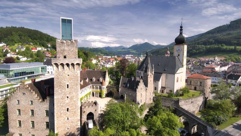 Waidhofen Stadt, © Horst Marka Panorama von Waidhofen an der Ybbs mit historischem Turm und Kirche.