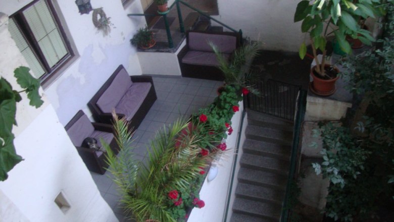 Gästehaus Einzinger GmbH, © Gästehaus Einzinger Innenhof mit Sitzbereich und Pflanzen.