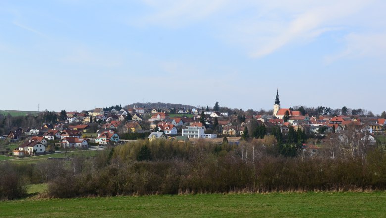 Stadtgemeinde Gföhl, © Stadtgemeinde Gföhl Panorama der Stadtgemeinde Gföhl mit Kirche und Häusern auf einem Hügel.