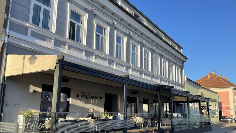 Zum Italiener, © Wiener Alpen/Lechner Außenansicht eines italienischen Restaurants mit Terrasse