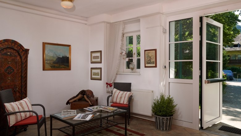 Landhaus Puchbergerhof, © Landhaus Puchbergerhof by smc Gemütlicher Eingangsbereich mit Sesseln, Tisch und Dekorationen im Landhausstil.