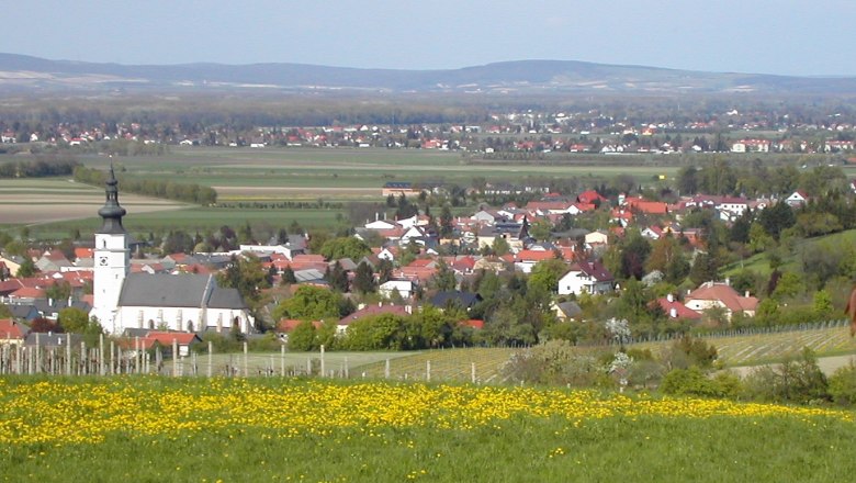 Königstetten, © Marktgemeinde Königstetten Blick auf Königstetten mit Kirche und umliegenden Feldern.