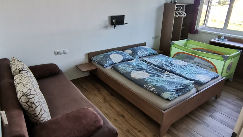 Dreibettzimmer mit Beistellbett, © Ferienwohnung Florine Dreibettzimmer mit Beistellbett, © Ferienwohnung Florine