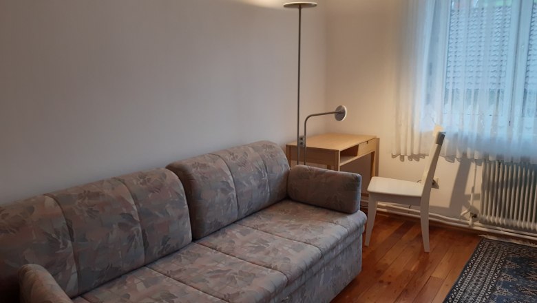 2. Zimmer mit ausziehbarer Couch, © Kainz-Waldinger Zimmer mit ausziehbarer Couch, Schreibtisch und Stuhl.
