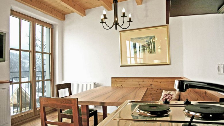 Gästezimmer Weingut Polz, © Weingut Polz Gemütliches Gästezimmer mit Holzmöbeln und Küchenzeile.