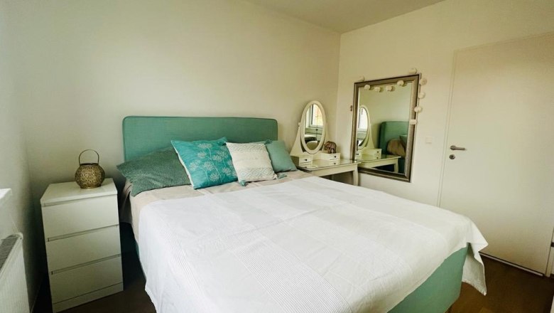 Schlafzimmer Wohnen Café Frau Tinz, © Martina Lechner Schlafzimmer mit Doppelbett, Nachttisch und Schminktisch mit Spiegel.