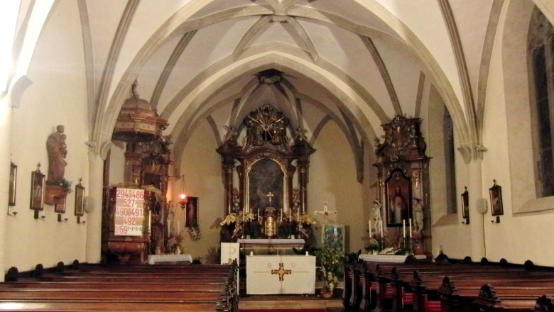 Innenansicht, © Johann Merl / Pfarrkirche Ebreichsdorf Innenansicht einer Kirche mit Altar und Bänken.
