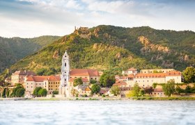 Ortsansicht von Dürnstein, © Chris Saupper Ansicht von Dürnstein mit Kloster und Burgruine vor bewaldeten Hügeln.