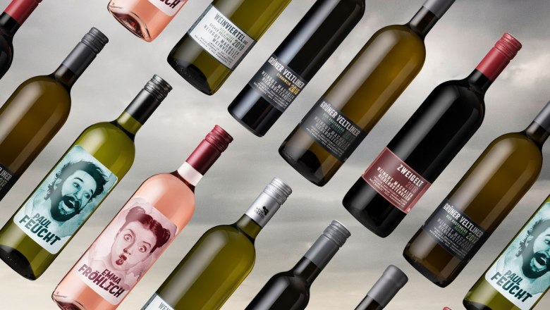 Großes Weinsortiment, © Andreas Furtner Verschiedene Weinflaschen in diagonaler Anordnung vor grauem Hintergrund.