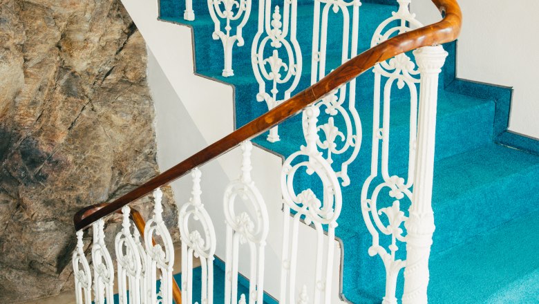 villa_schonthal-18_2, © Julius Hirtzberger Treppenhaus mit blauem Teppich und weißem Geländer.