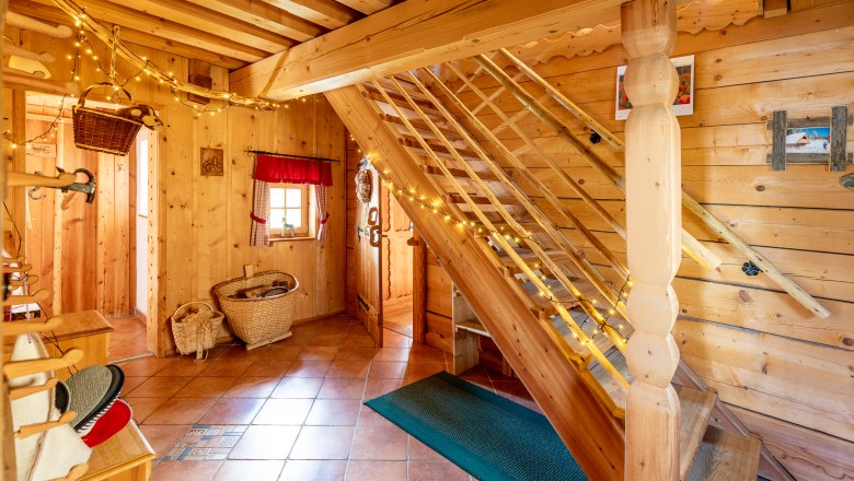 ...gemütliches Ambiente., © Wiener Alpen / Christian Kremsl Raum mit Holzvertäfelung, Fliesenboden, einer Treppe und Dekoration.