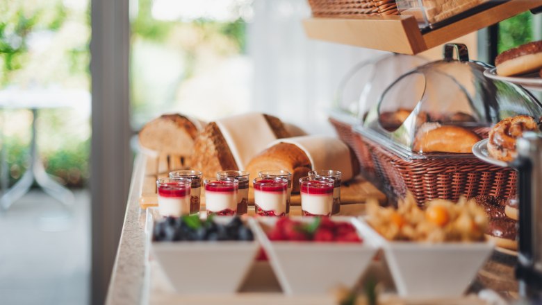 Frühstücksbuffet im HEINhotel vienna airport, © HEINhotel vienna airport Brot, Obst, Joghurt - Frühstücksbuffet im HEINhotel vienna airport