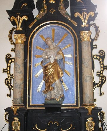 Schmerzmadonna 1784, © Peter Böttcher Barocke Skulptur der Schmerzmadonna in einem reich verzierten Altar.