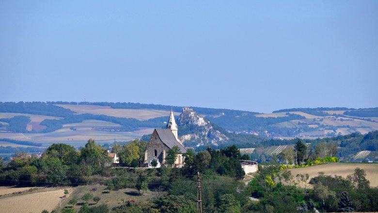 Kirche Fallbach, © Gemeinde Fallbach Landschaft mit Kirche und Hügel im Hintergrund.