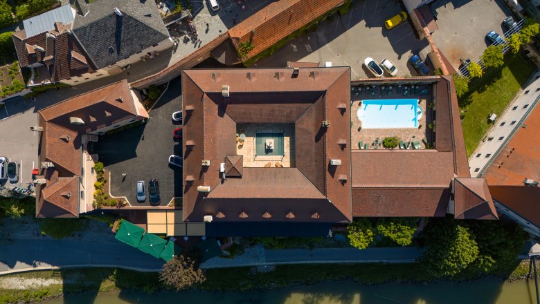 Hotel Schloss Dürnstein, © Niederösterreich Werbung / Maximilian Pawlikowsky Luftaufnahme eines Gebäudekomplexes mit Innenhof und Pool.
