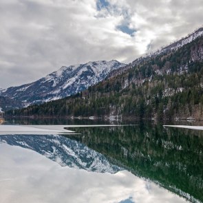 Winter am Lunzer See, © © Niederösterreich Werbung/Simone Populorum Der Lunzer See strahlt in der winterlichen Stille, umgeben von schneebedeckten Bergen und dichten Wäldern. Die spiegelglatte Wasseroberfläche reflektiert die beeindruckende Landschaft und lädt zu einem besinnlichen Spaziergang ein.