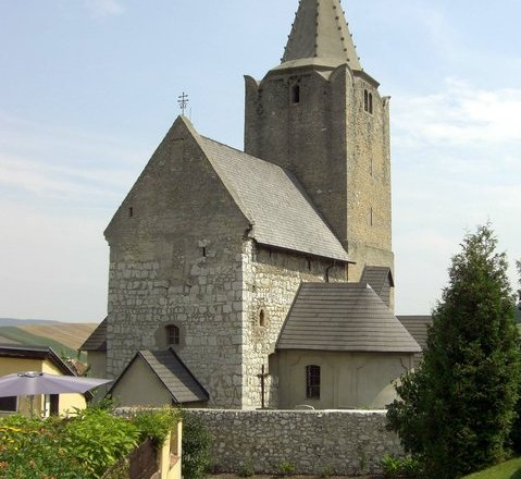 Wehrkirche, © Wolf Historische Wehrkirche mit steinernem Turm und Spitzdach.