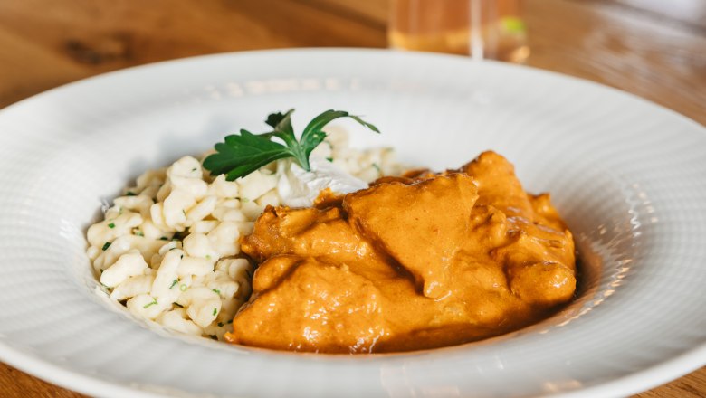 Restaurant Kräutergarten, Schloss Hof, © SKB Paprikahuhn mit Nockerl im Restaurant Kräutergarten