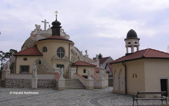 Maria Lanzendorf, © Harald Hartmann Kirche in Maria Lanzendorf mit Statuen und Glockenturm.