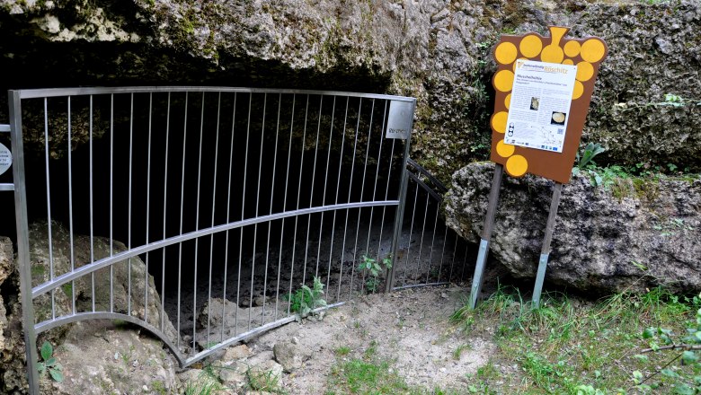Muschelhöhle Röschitz, © Marktgemeinde Röschitz Eingang zur Muschelhöhle Röschitz mit Gitter und Infotafel.