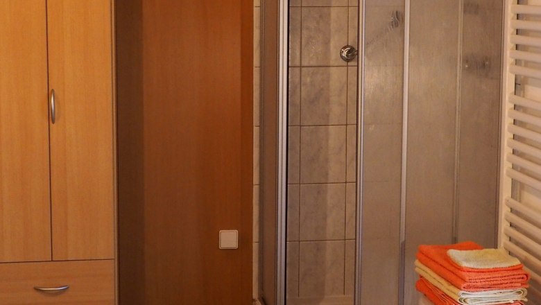 Zmmer Abendsonne mit eingebauter Dusche -, © Eingebaute Dusche im Zimmer Abendsonne Zmmer Abendsonne mit eingebauter Dusche -, © Eingebaute Dusche im Zimmer Abendsonne