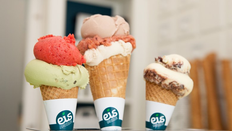 Eis Greissler, © Eis Greissler Drei Eistüten mit verschiedenen Eissorten von Eis Greissler.
